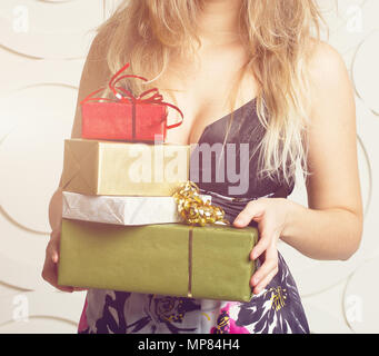 Zeit, Geschenke - Geschenk Box in hand Mädchen Stockfoto