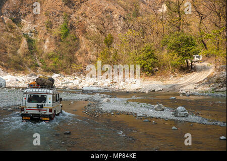 Vor kurzem eröffnete Straße von Chalti zu Chuka Dorf durch die Ladhya Fluss, Kumaon Bergen. Dieser Ort wurde bekannt durch Jim Corbett Uttarakhand, Indien Stockfoto