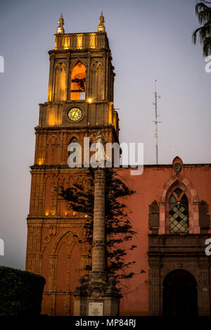 Clocktower neben der Pfarrkirche von San Miguel, dem Wahrzeichen der Stadt, San Miguel de Allende, Mexiko Bajío region, Central Stockfoto