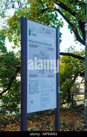 München, Deutschland - 20. Oktober 2017: Zeiger mit einem System von Radwegen der Stadt am Ufer der Isar Stockfoto