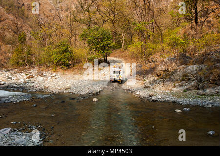 Vor kurzem eröffnete Straße von Chalti zu Chuka Dorf durch die Ladhya Fluss, Kumaon Bergen. Dieser Ort wurde bekannt durch Jim Corbett Uttarakhand, Indien Stockfoto