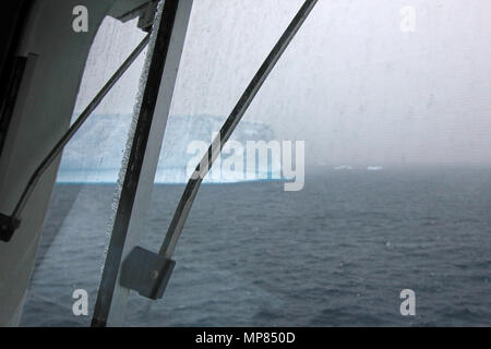 Eisberg, Blick vom Kreuzfahrtschiff in der Antarktis Stockfoto