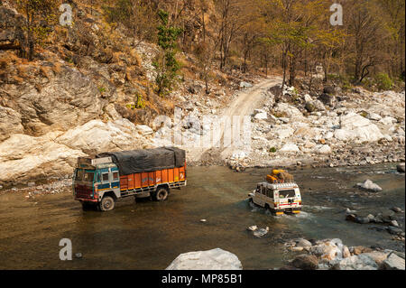 Vor kurzem eröffnete Straße von Chalti zu Chuka Dorf durch die Ladhya Fluss, Kumaon Bergen. Dieser Ort wurde bekannt durch Jim Corbett Uttarakhand, Indien Stockfoto