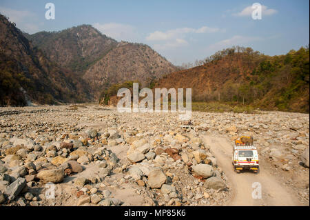 Vor kurzem eröffnete Straße von Chalti zu Chuka Dorf durch die Ladhya Fluss, Kumaon Bergen. Dieser Ort wurde bekannt durch Jim Corbett Uttarakhand, Indien Stockfoto