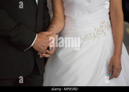 Braut und Bräutigam den Austausch von Ringen an Ihre standesamtliche Trauung am Tag ihrer Hochzeit in Tampa England Stockfoto