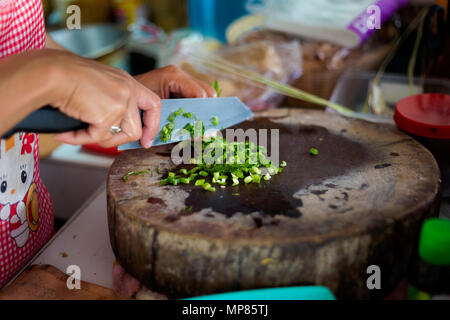 Die traditionelle Art der Zubereitung Gemüse Schichten mit Häckslermesser. Bild der traditionelle thailändische Küche aus frischen Zutaten. Stockfoto