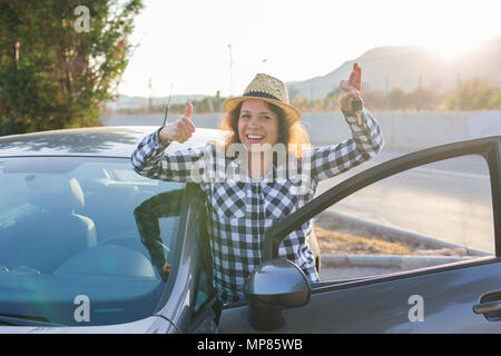 Smilling Frau mit neuen Auto-Taste Stockfoto
