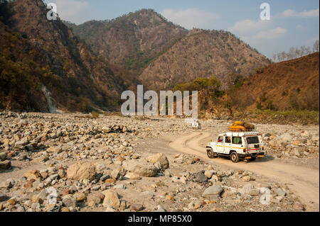 Vor kurzem eröffnete Straße von Chalti zu Chuka Dorf durch die Ladhya Fluss, Kumaon Bergen. Dieser Ort wurde bekannt durch Jim Corbett Uttarakhand, Indien Stockfoto