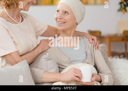 Lächelnde Frau an Krebs leiden, verbringen Zeit mit ihrem Freund Stockfoto