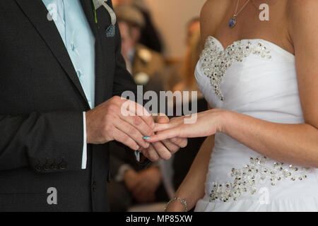 Braut und Bräutigam den Austausch von Ringen an Ihre standesamtliche Trauung am Tag ihrer Hochzeit in Tampa England Stockfoto