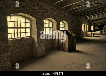 Fenster in eine alte Maschine shop Stockfoto