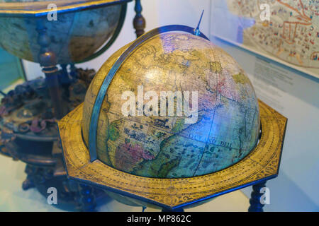 München, Deutschland - 20. Oktober 2017: alte Globen in der Halle des Deutsches Museum der Kartographie und Geographie gewidmet Stockfoto