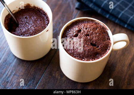 Mikrowelle Brownie Chocolate Mug Kuchen bereit zu essen. Dessert Konzept. Stockfoto
