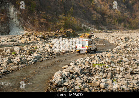 Vor kurzem eröffnete Straße von Chalti zu Chuka Dorf durch die Ladhya Fluss, Kumaon Bergen. Dieser Ort wurde bekannt durch Jim Corbett Uttarakhand, Indien Stockfoto