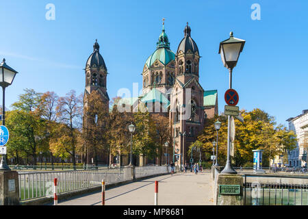 München, Deutschland - 20. Oktober 2017: St. Lukas Kirche in der Nähe von Isar und Brücke Wehrsteg Stockfoto