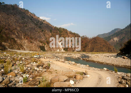 Vor kurzem eröffnete Straße von Chalti zu Chuka Dorf durch die Ladhya Fluss, Kumaon Bergen. Dieser Ort wurde bekannt durch Jim Corbett Uttarakhand, Indien Stockfoto