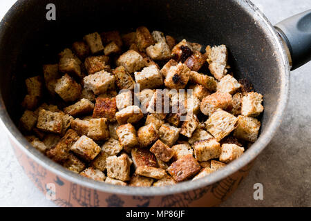 Gesunde Organische knusprigen Croutons gebraten in der Pfanne. Beilage zum Essen. Stockfoto