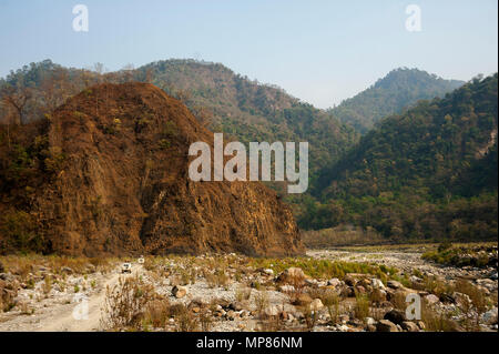 Vor kurzem eröffnete Straße von Chalti zu Chuka Dorf durch die Ladhya Fluss, Kumaon Bergen. Dieser Ort wurde bekannt durch Jim Corbett Uttarakhand, Indien Stockfoto