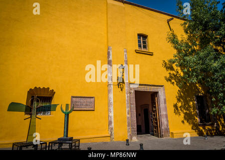 Glas Skulptur vor der kulturellen Zentrum Ignacio Ramirez, auch genannt die Escuela de Bellas Artes, San Miguel de Allende, einer kolonialen-era City, Baj Stockfoto