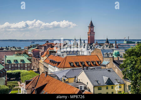 Blick über die Dächer der Ostsee Küstenstadt Helsingborg aus dem Kärnan mittelalterliche Festung mit Turm der Radhuset, die helsingborg Ci Stockfoto