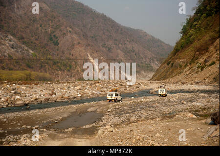 Vor kurzem eröffnete Straße von Chalti zu Chuka Dorf durch die Ladhya Fluss, Kumaon Bergen. Dieser Ort wurde bekannt durch Jim Corbett Uttarakhand, Indien Stockfoto