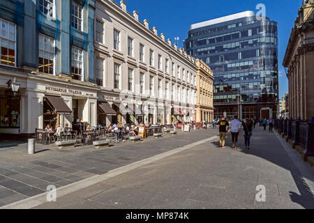 Cafe Kultur mit Restaurants in Royal Exchange Square im Stadtzentrum von Glasgow Schottland Großbritannien mit 110 Queen Street Gebäude im Hintergrund Stockfoto