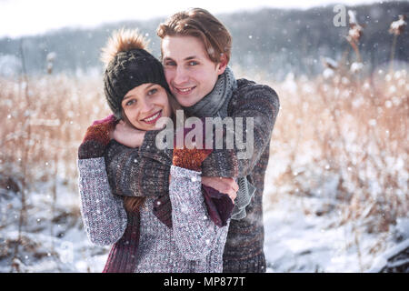 Weihnachten glückliches Paar in der Liebe in schneereichen Winter kalt Wald umarmen, kopieren, neue Jahr party Feier, Urlaub, Ferien, Reisen, Liebe und Beziehungen