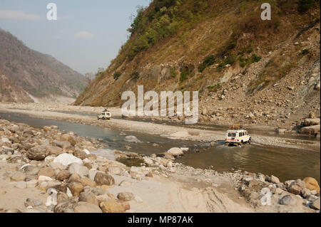 Vor kurzem eröffnete Straße von Chalti zu Chuka Dorf durch die Ladhya Fluss, Kumaon Bergen. Dieser Ort wurde bekannt durch Jim Corbett Uttarakhand, Indien Stockfoto