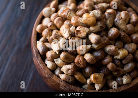 Türkische Snacks Kavurga/gebratenen Mais Saatgut in Houten. Ökologische Lebensmittel. Stockfoto