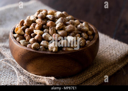 Türkische Snacks Kavurga/gebratenen Mais Saatgut in Houten. Ökologische Lebensmittel. Stockfoto