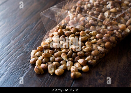 Türkische Snacks Kavurga/gebratenen Mais Samen im Paket. Ökologische Lebensmittel. Stockfoto