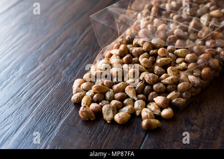 Türkische Snacks Kavurga/gebratenen Mais Samen im Paket. Ökologische Lebensmittel. Stockfoto