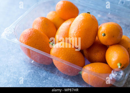 Frische Früchte Kumquat/Kumquat in Kunststoffbox. Ökologische Lebensmittel. Stockfoto