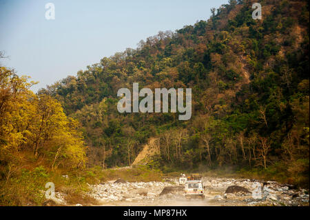 Vor kurzem eröffnete Straße von Chalti zu Chuka Dorf durch die Ladhya Fluss, Kumaon Bergen. Dieser Ort wurde bekannt durch Jim Corbett Uttarakhand, Indien Stockfoto