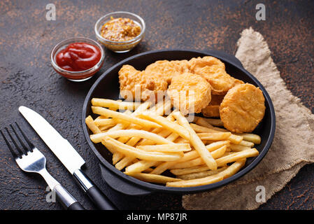 Pommes frites und Chicken Nuggets Stockfoto