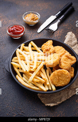 Pommes frites und Chicken Nuggets Stockfoto