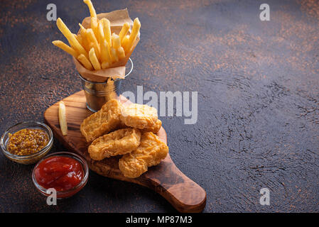 Pommes frites und Chicken Nuggets Stockfoto