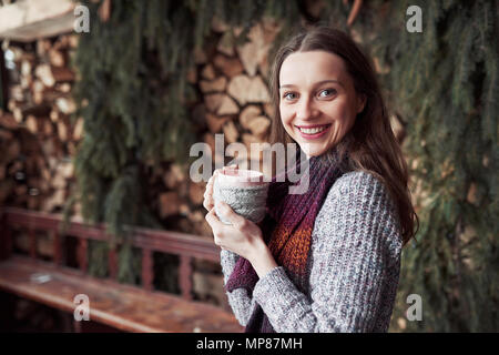 Oman tragen warme Strick Kleidung trinken heiße Tasse Tee oder Kaffee im Freien Stockfoto