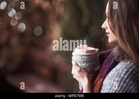 Oman tragen warme Strick Kleidung trinken heiße Tasse Tee oder Kaffee im Freien Stockfoto