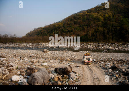 Vor kurzem eröffnete Straße von Chalti zu Chuka Dorf durch die Ladhya Fluss, Kumaon Bergen. Dieser Ort wurde bekannt durch Jim Corbett Uttarakhand, Indien Stockfoto