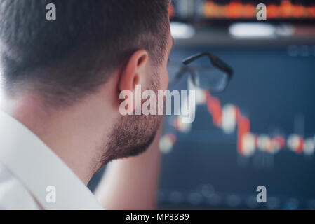 Die Analyse der Daten. Nahaufnahme der junge Unternehmer, der auf die Daten in der Tabelle mit Pen präsentiert, während in der kreativen Arbeiten im Büro Stockfoto