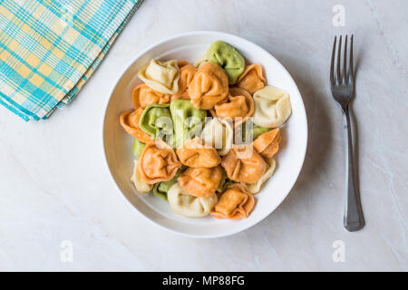 Tri bunte Tortellini Pasta/Cognac oder bunt. Italienisches Essen. Stockfoto
