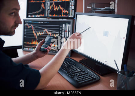 Börsenmakler im Hemd ist in einer Überwachung mit Bildschirmen. Börse Devisenhandel Finanzen grafisches Konzept. Unternehmer trading Stocks online Stockfoto