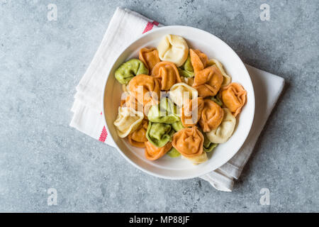 Tri bunte Tortellini Pasta/Cognac oder bunt. Italienisches Essen. Stockfoto