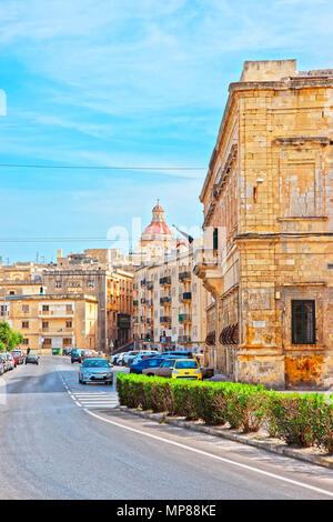 Valletta, Malta - 3. April 2014: Street View auf der Kuppel der Kirche St. Nikolaus in Valletta, Malta Insel Stockfoto