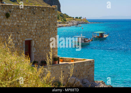 Boote segeln im türkisfarbenen Wasser in Limeni Village in Mani, Peloponnes, Griechenland Stockfoto