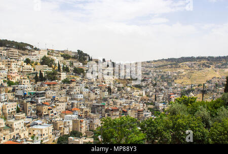 Ein Blick über den Bach Kidron, den dicht aufgebaut Hügel von Jerusalem aus der Schritte zu Hiskias Tunnel in die Stadt Jerusalem in Israel. Stockfoto