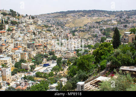 Ein Blick über den Bach Kidron, den dicht aufgebaut Hügel von Jerusalem aus der Schritte zu Hiskias Tunnel in die Stadt Jerusalem in Israel. Stockfoto