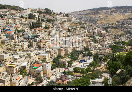 Ein Blick über den Bach Kidron, den dicht aufgebaut Hügel von Jerusalem aus der Schritte zu Hiskias Tunnel in die Stadt Jerusalem in Israel. Stockfoto