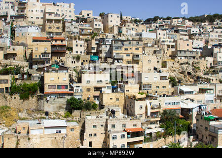 Ein Blick über den Bach Kidron, den dicht aufgebaut Hügel von Jerusalem aus der Schritte zu Hiskias Tunnel in die Stadt Jerusalem in Israel. Stockfoto